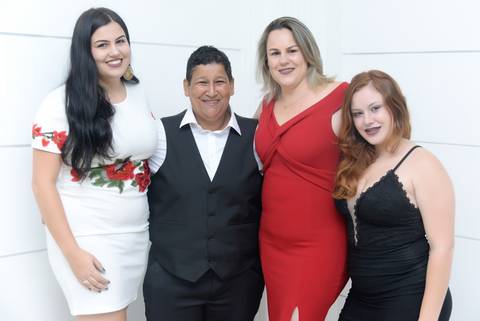 casamento lgbt, foto com as filhas no cartorio'