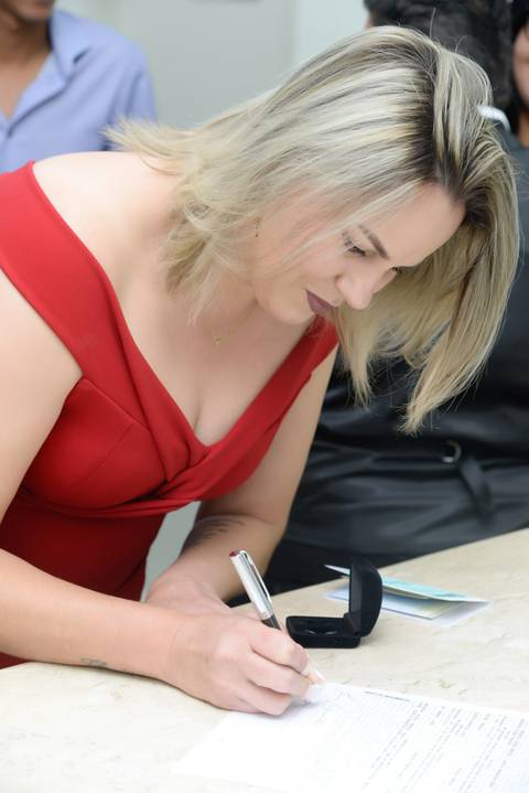 noiva assinando certidao de casamento em cartorio tatuape'
