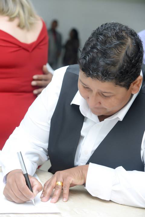 casamento gay, noiva assinando certidao de casamento no cartorio'
