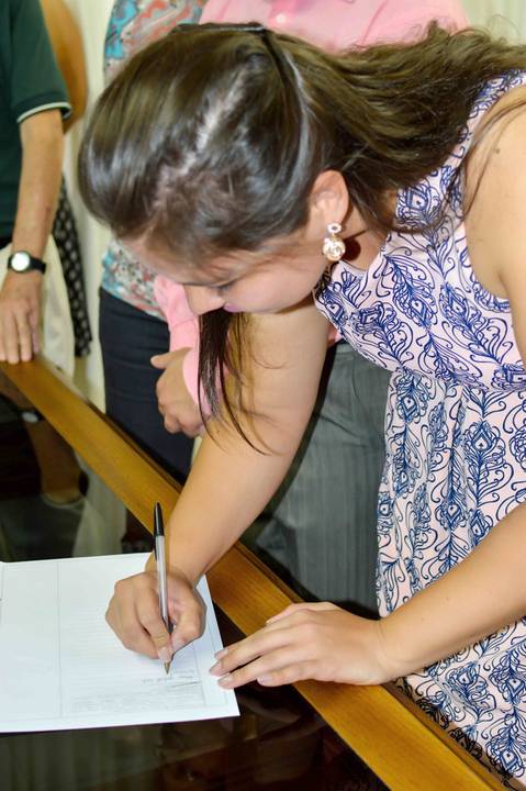 noiva assinando certidao de casamento no cartorio'
