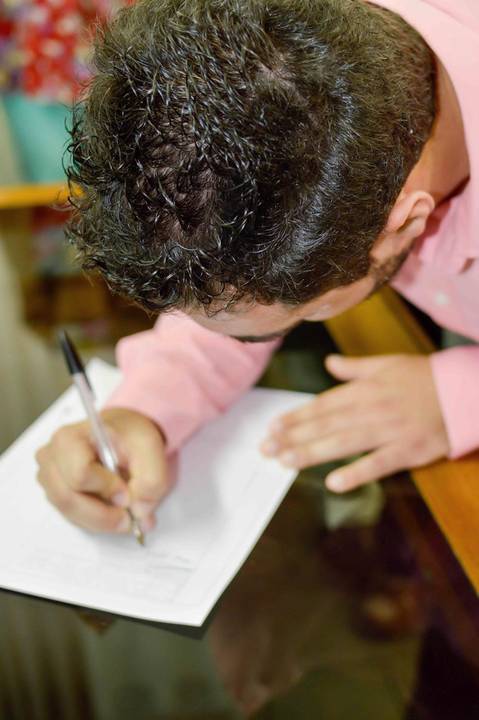 noivo assinando certidao de casamento no cartorio'