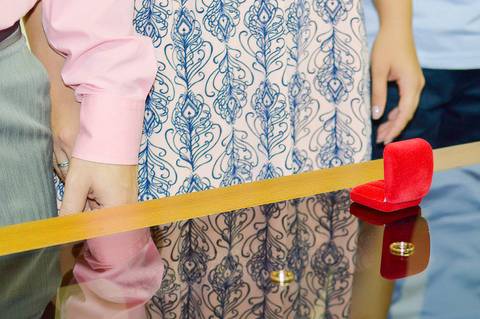 alianças na mesa do cartorio em cerimonia civil de casamento'