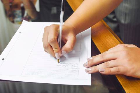 assinatura da certidao de casamento no cartorio, fotografa de casamento civil'