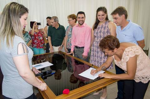 assinatura das testemunhas em casamento civil em cartorio, fotografa casamento civil'
