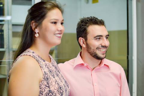 noivos sorrindo em foto espontanea no casamento civil em cartorio'