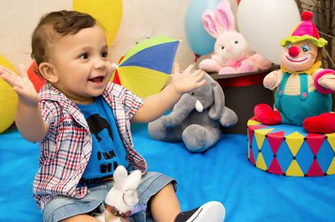 bee batendo palmas em ensaio de um ano'