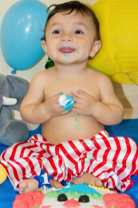 smash the cake tema circo, bebe saboreando bolo no ensaio'