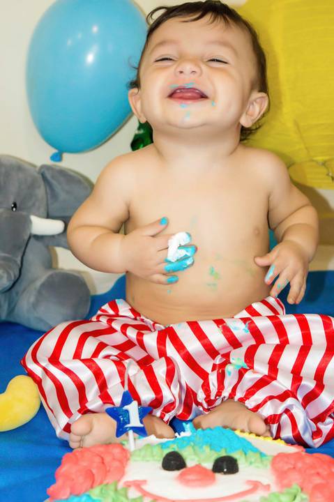 bebe mostrando a lingua em ensaio do bolo'