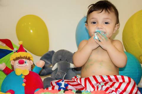 ensaio do bolo tema circo em casa, bebe comendo bolo no ensaio smash the cake em casa'