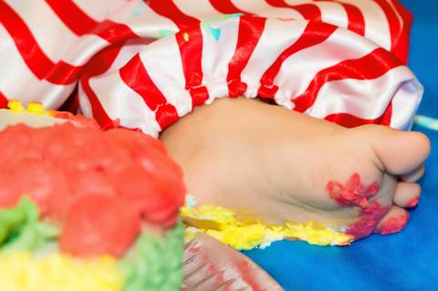 detalhe do pezinho sujo de bolo em ensaio smash the cake no tatuape'