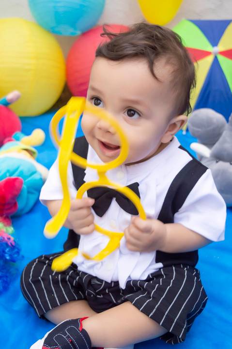 ensaio um ano tema circo, bebe com oculos gigante na mao'