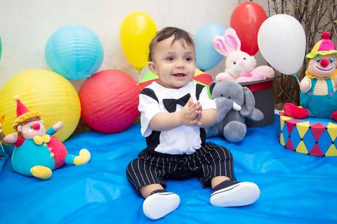 bebe de palhaço em ensaio de um ano'