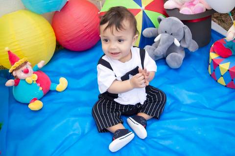 bebe sorrindo em ensaio infantil, smash the cake tema circo'