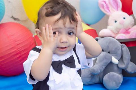 bebe impaciente com fotos no ensaio smash the cake'