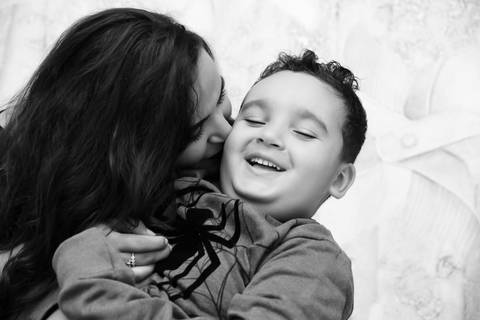 foto preto e branco em ensaio familia, mae dando beijo no filho, fotos com emoçao, fotografa de familia tatuape'