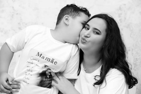foto preto e branco de mae e filho, ensaio familia em estudio tatuape'