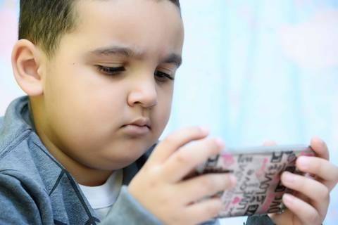 ensaio menino 5 manos estudio, estudio em casa, ensaio em casa, menino 5 anos serio'