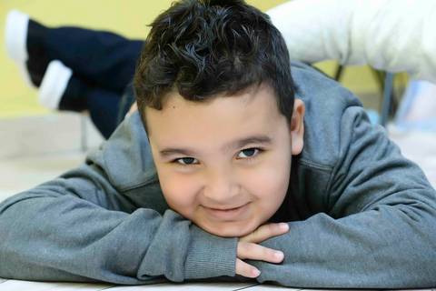 ensaio infantil menino 5 anos, menino deitado no chao sorrindo, fotografa infantil tatuape'