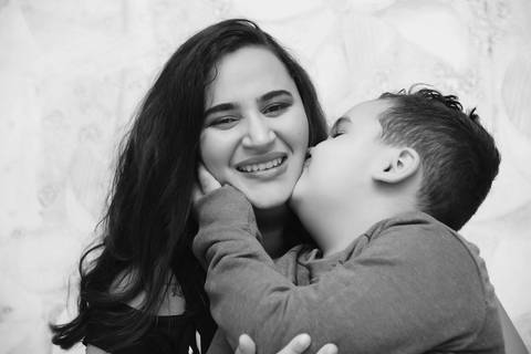 foto preto e branco mae e filho, filho dando beijo na mae, ensaio familia tatuape'