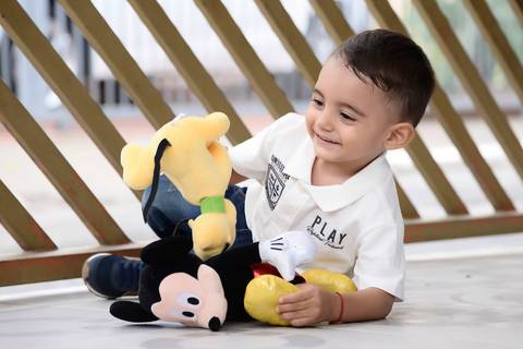 criança sorrindo em fotos em casa, ensaio infantil lifestyle tatuape'