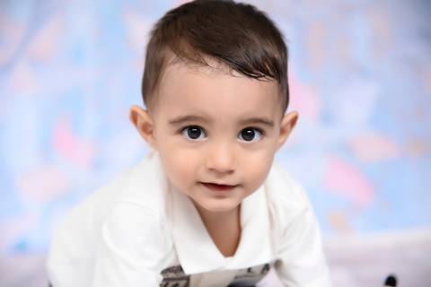 close do rosto de menino em ensaio infantil no tatuape, ensaio 2 anos estudio'