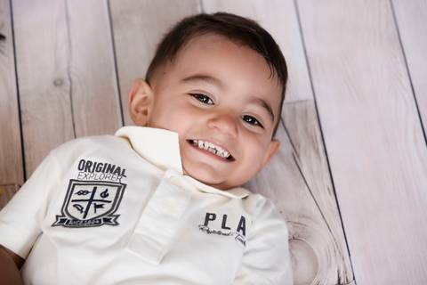 ensaio menino 2 anos sorrindo fundo de madeira, fotografa tatuape'