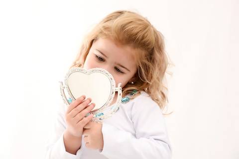 menina 3 anos loira se olhando no espelho, ensaio infantil tatuape'