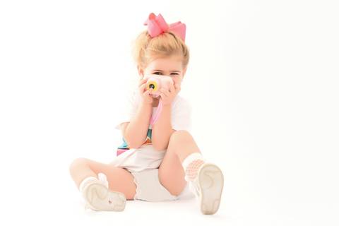 menina com maquina fotografica na mão, ensaio fundo branco infantil tatuape, ensaio para redes sociais'