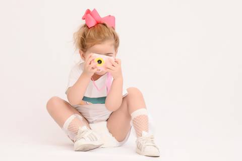 criança com camera fotografica na mão, ensaio para redes sociais tatuape'