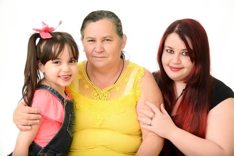 ensaio infantil no tatuape, foto com a familia em fundo branco'