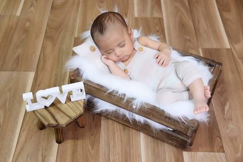 ensaio newborn em estudio tatuape, cenario caixote de madeira, fotografa newborn tatuape'