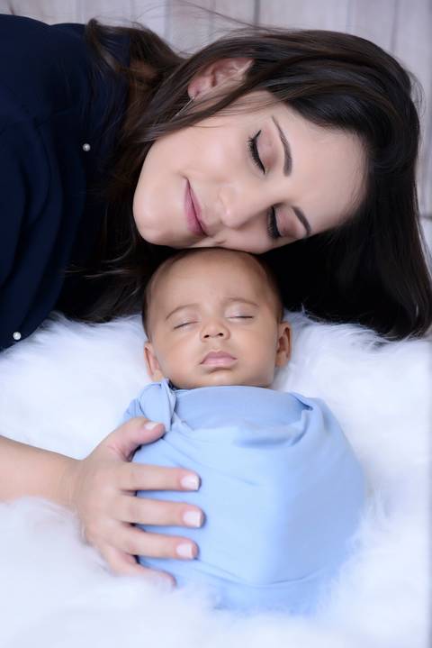 foto da mae em ensaio newborn com bebe enrolado. Fotografo newborn tatuape'