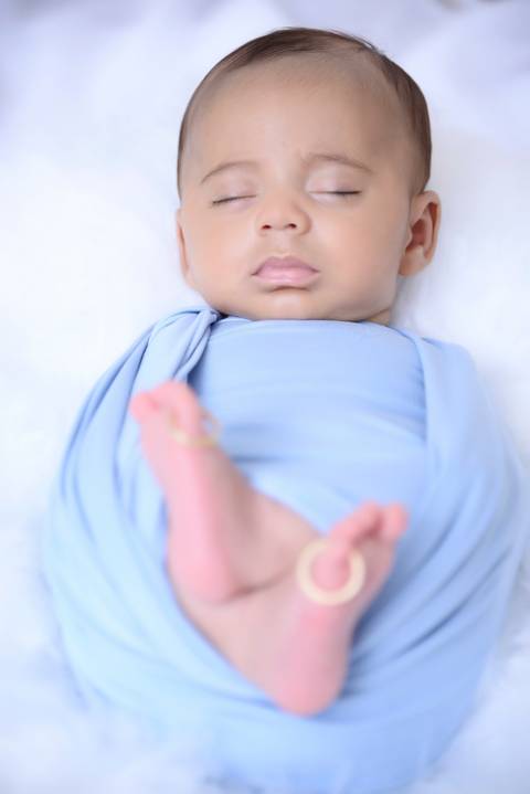 newborn 2 meses, ensaio infantil 2 meses enrolado. Detalhe dos pes com aliança'