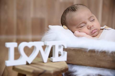 ensaio magico e encantador, newborn estudio tatuape, cenario rustico de madeira'