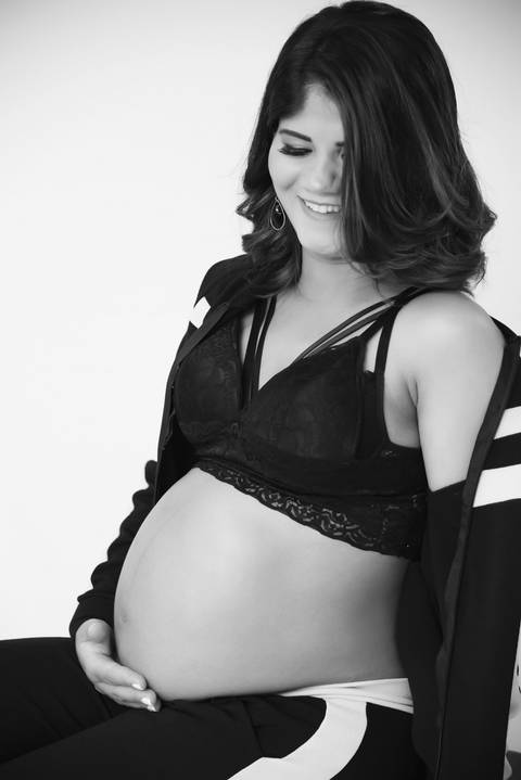 foto preto e branco em ensaio gestante, ensaio gravida fundo infinito'