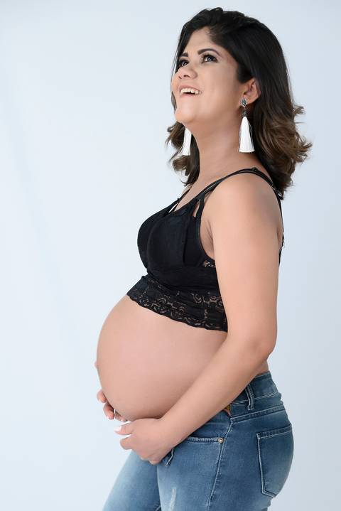 ensaio gestante em estudio fundo branco, fotografa tatuape'