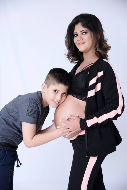 ensaio gravida em estudio, fundo branco, look simples para ensaio gestante'