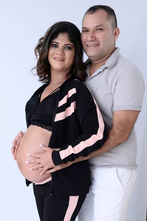 ensaio gestante em fundo branco, fotos com os pais'