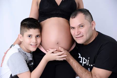 pai e irmao em ensaio gestante, foto com a barriga'