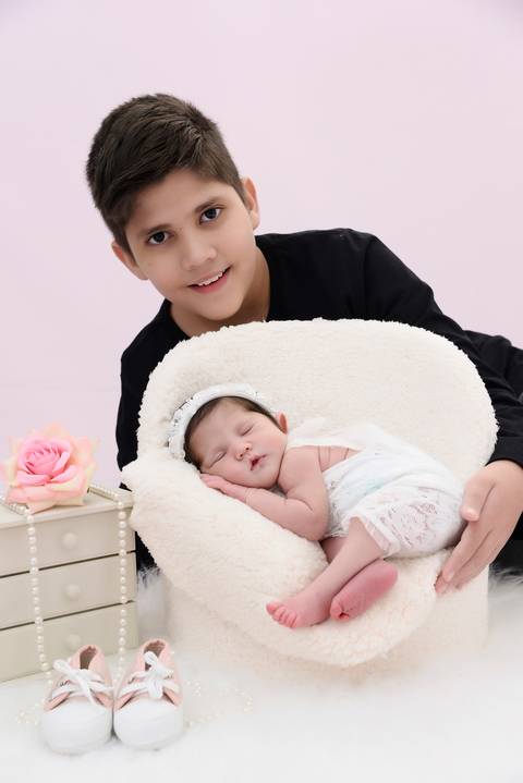 ensaio newborn com irmãos, irmão mais velho em ensaio de recem nascido, fotografa newborn tatuape'