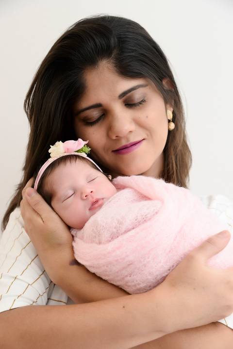 ensaio newborn com a mamae, bebe enroladinho em ensaio de recem nascido, estudio fotografico tatuape'