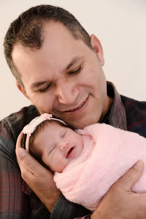 recem nascido sorrindo em foto com o papai, ensaio newborn em estudio fotografico no tatuape, fotografa especializada em bebes'
