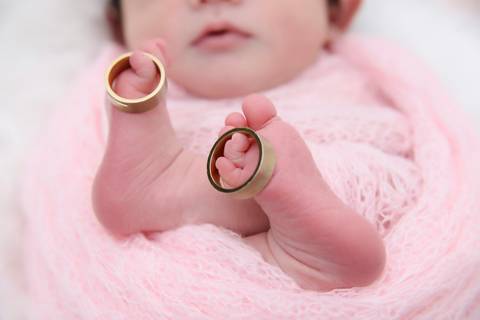alianças no pezinho, ensaio newborn em estudio ou em casa no tatuape'