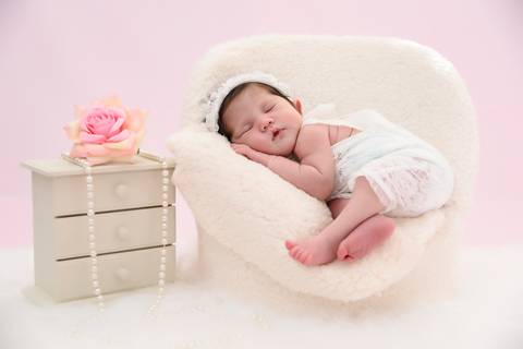 ensaio newborn em estudio no tatuape, newborn menina em cenario fotografico'