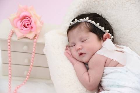 detalhes no ensaio newborn, dobrinhas da barriga do bebe, newborn em casa'