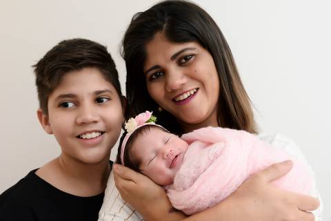 ensaio newborn com a familia, bebe sorrindo em ensaio recebem nascido'
