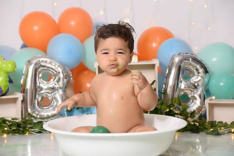 ensaio do banho apos smash the cake, bebe se divertindo no banho'