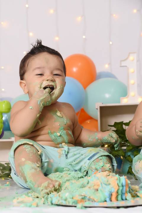 bebe um ano em ensaio smash the cake tema dinossauros'