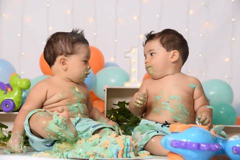 ensaio do bolo com gemeos em estudio, bebes sujos de bolo em ensaio smash the cake'