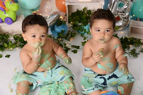 smash the cake gemeos em estudio, bebes brincando e se sujando de bolo, ensaio um ano'